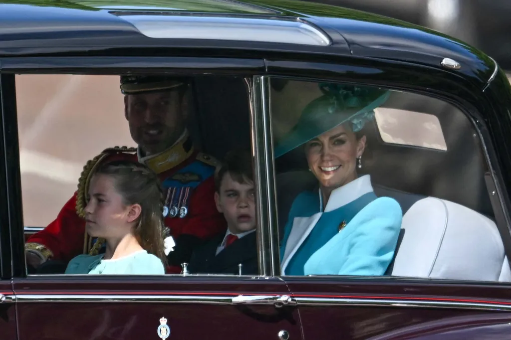 Katalin hercegné családja körében, útban a Buckingham-palotába