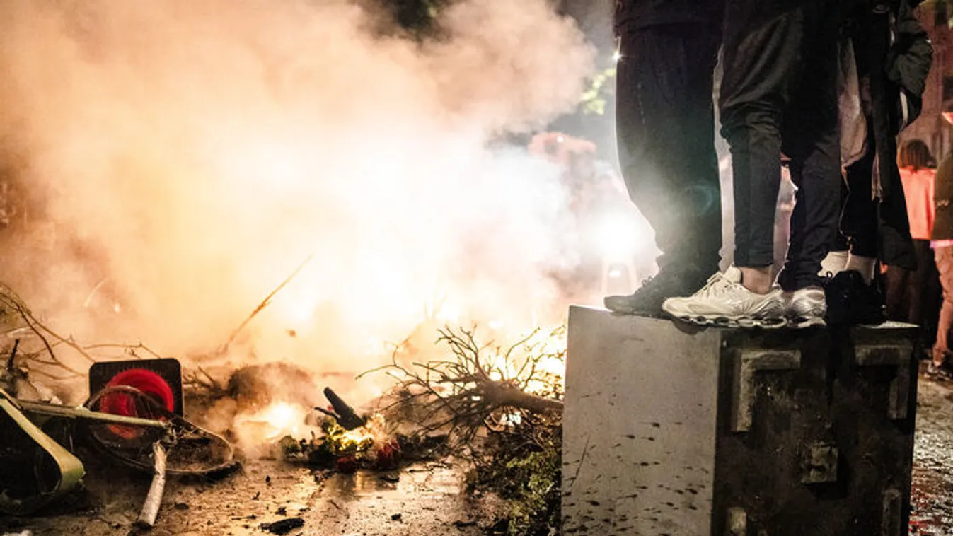 Fidesz-frakció: Illegális migránsok miatt voltak utcai harcok Párizsban