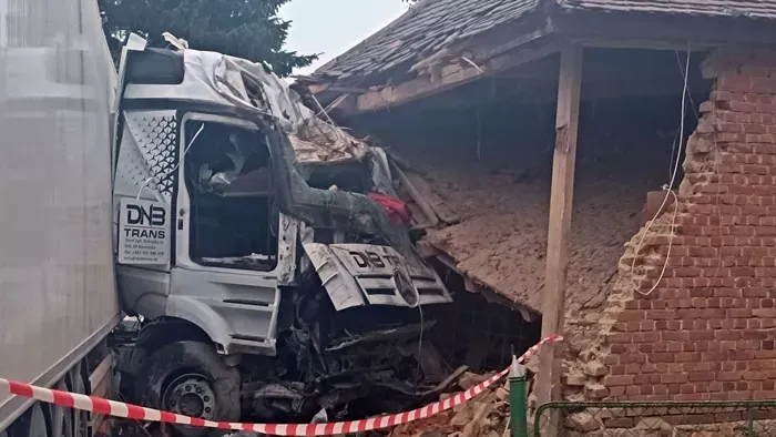 Családi házba hajtott bele egy kamion Zalában