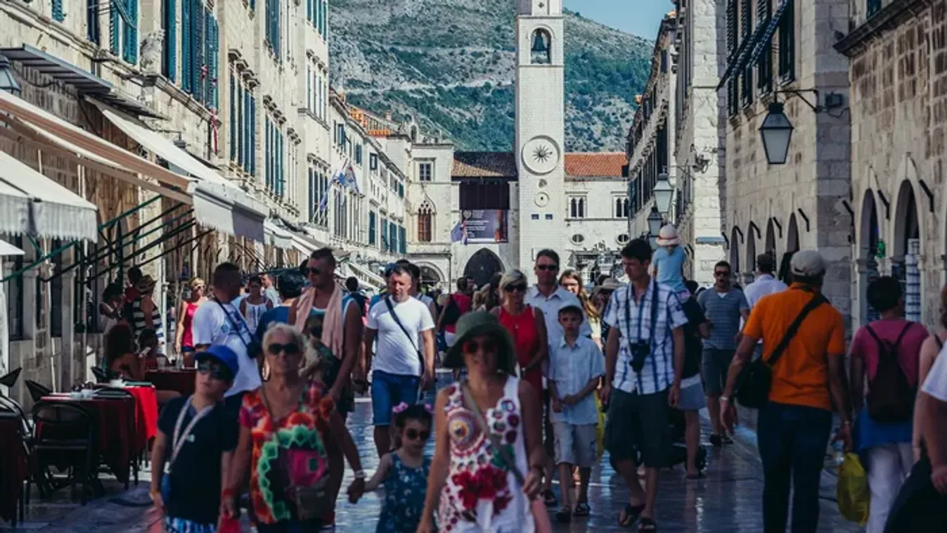 Erre figyelj, ha autóval indulsz útnak: behajtási tilalom lépett életbe a magyarok kedvenc üdülőhelyén