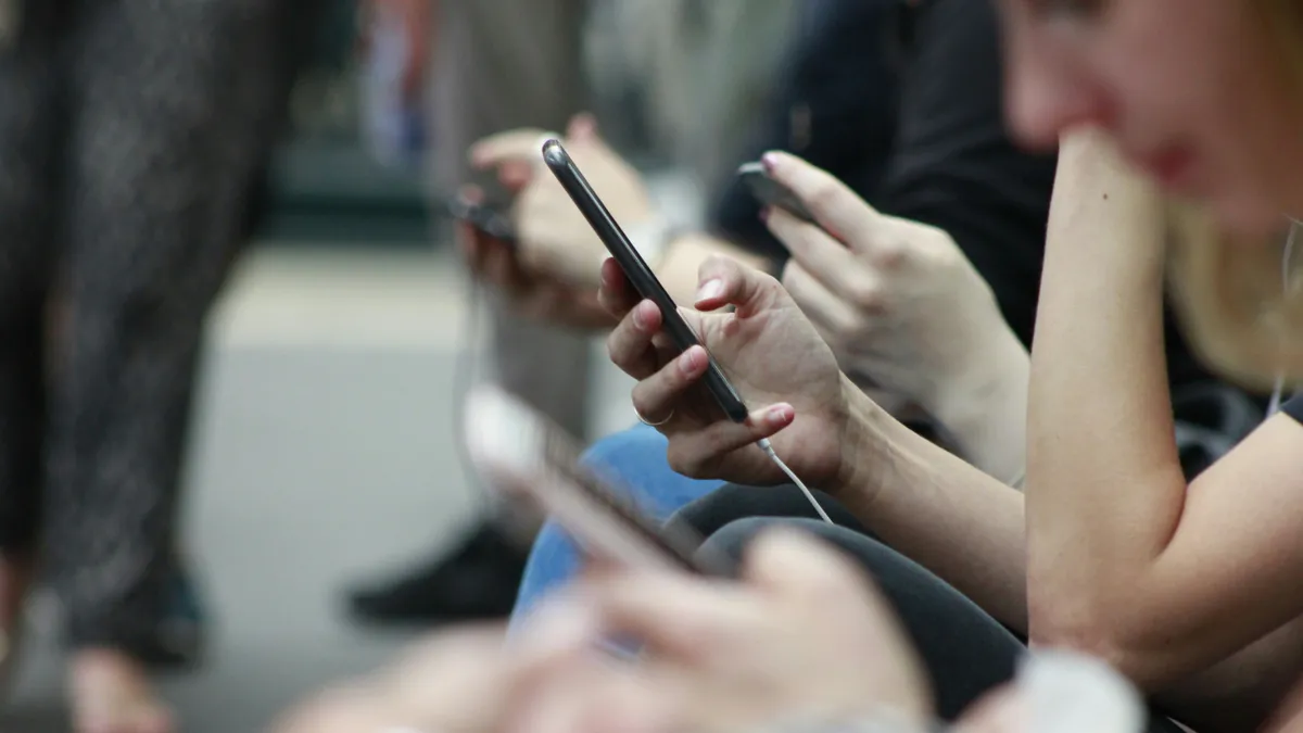 Telefonozott vezetés közben a sofőr, csattanás állította meg a mélygarázsban - Videó