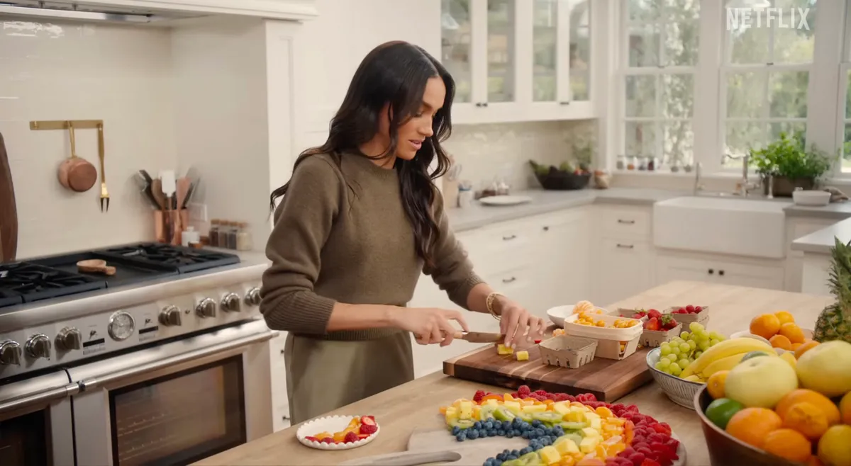 Meghan Markle, duchesse de Sussex, partage la recette d'un plat à base de fruits dans sa série-documentaire "With Love" (Netflix)