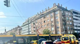 Áll a forgalom Budapesten: villamosba csapódott egy autó