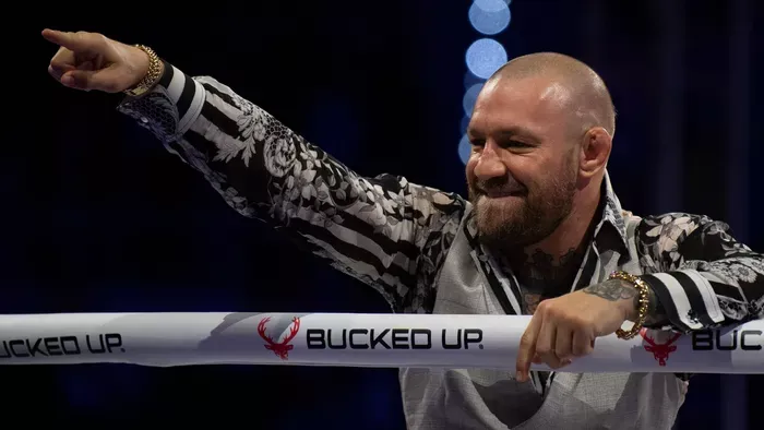 Beszóltak egy bulin Conor McGregornak, aki azonnal ütött