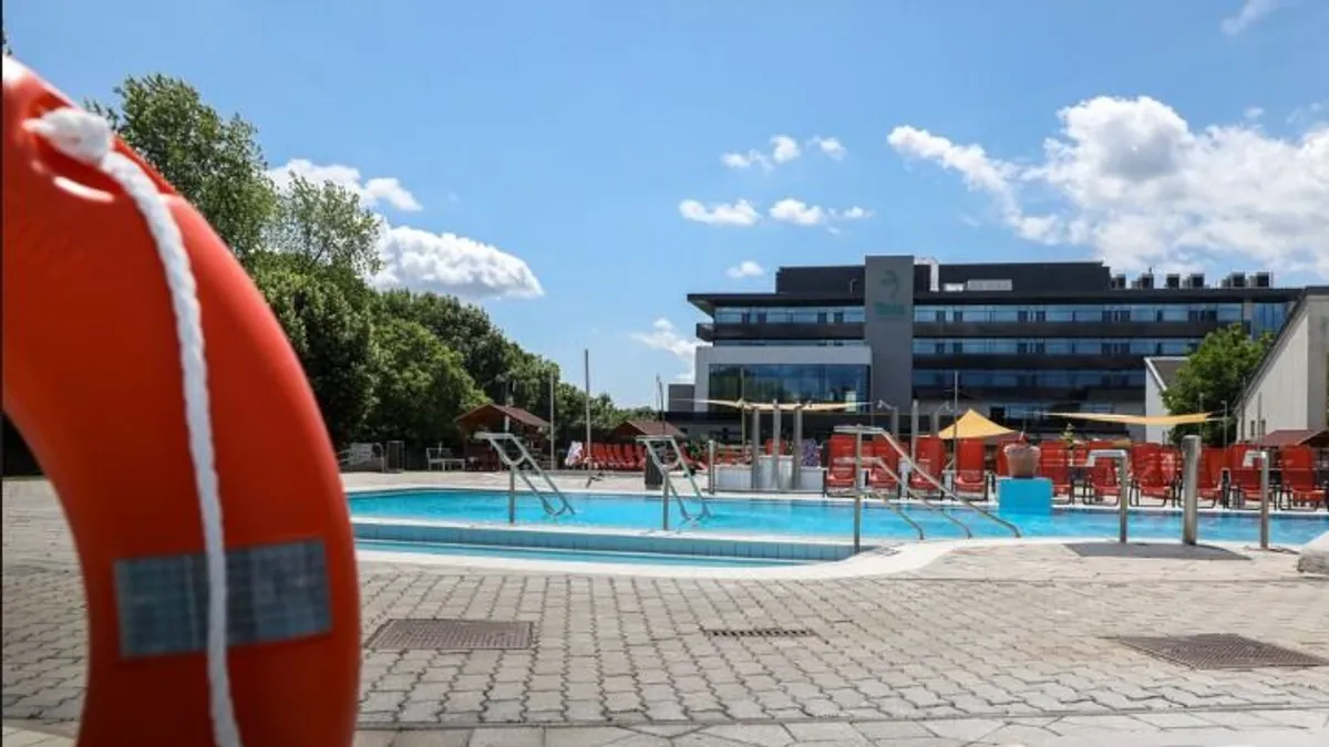 Újranyitja kapuit az egyik legkedveltebb magyarországi strand: szebb, mint valaha
