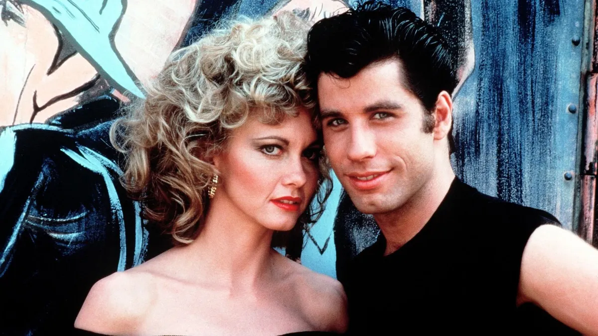 John Travolta legújabb parókáján ámul a világ: újra Danny Zuko bőrébe bújt