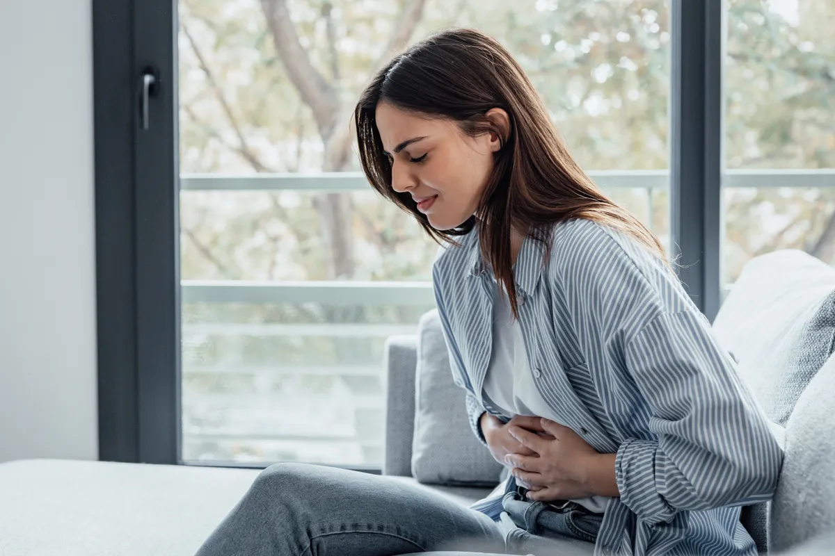 Sick,Young,Woman,In,Pain,Holding,Belly,Stomach,Feeling,Hurt, Koffein