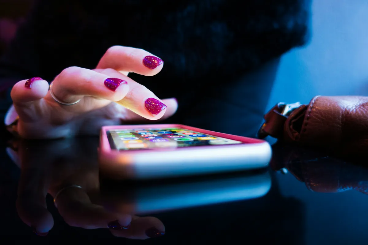 alt=A csalóknak egy telefonhívás alatt sikerült több millió forintot kicsalni a 91 éves asszonytól 