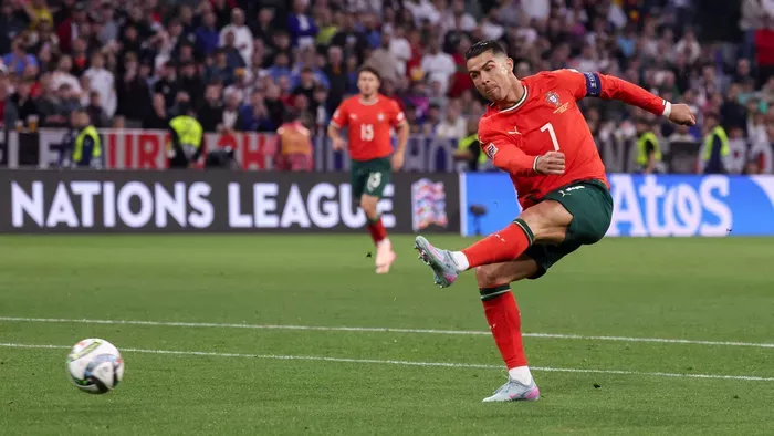 A portugálok sztárja a sorsdöntő meccsen nekiesett a bírónak
