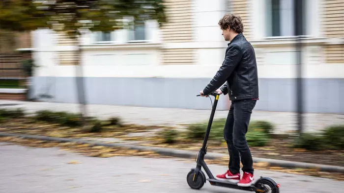 Egymás nyakába rollereztek a tinik a forgalomban – videó
