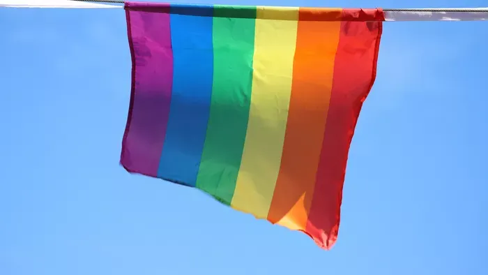 Pride: nőnek öltözött férfi táncol, és elhajítja a kokárdát
