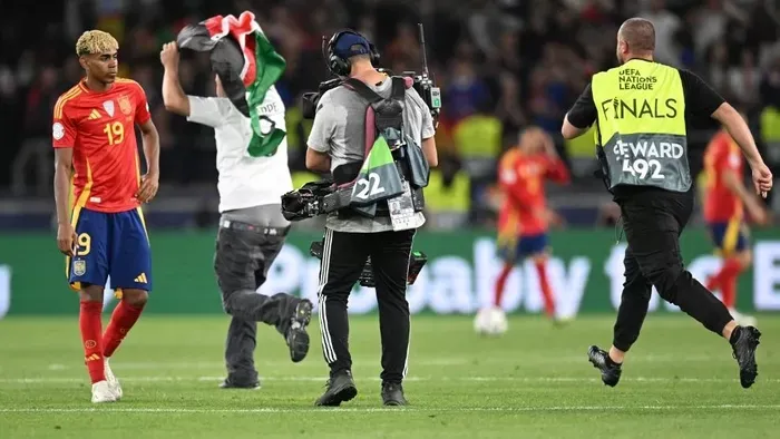 Pályára rohanó szurkolók támadták le a Barcelona sztárját