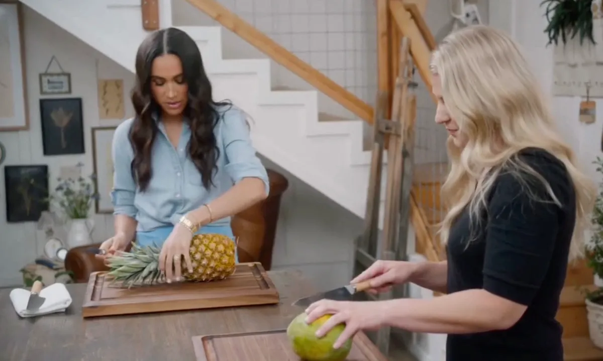 Meghan Markle partage sa dernière astuce culinaire avec un ananas, dans un extrait inédit de son émission "With Love" (Netflix)