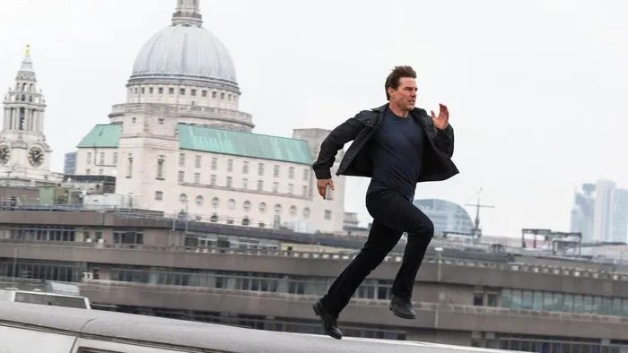 Tom Cruise fut, Leonardo DiCaprio pedig a poharát emeli – Színészek, akik minden filmjükben ugyanazt csinálják