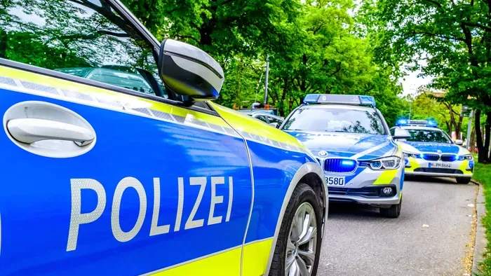 Gyerekek fekszenek a földön, tömegbe hajtott egy autó