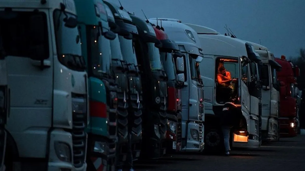 Rosszul lett a 70 éves kamionsofőr vezetés közben, pillanatokon belül meghalt
