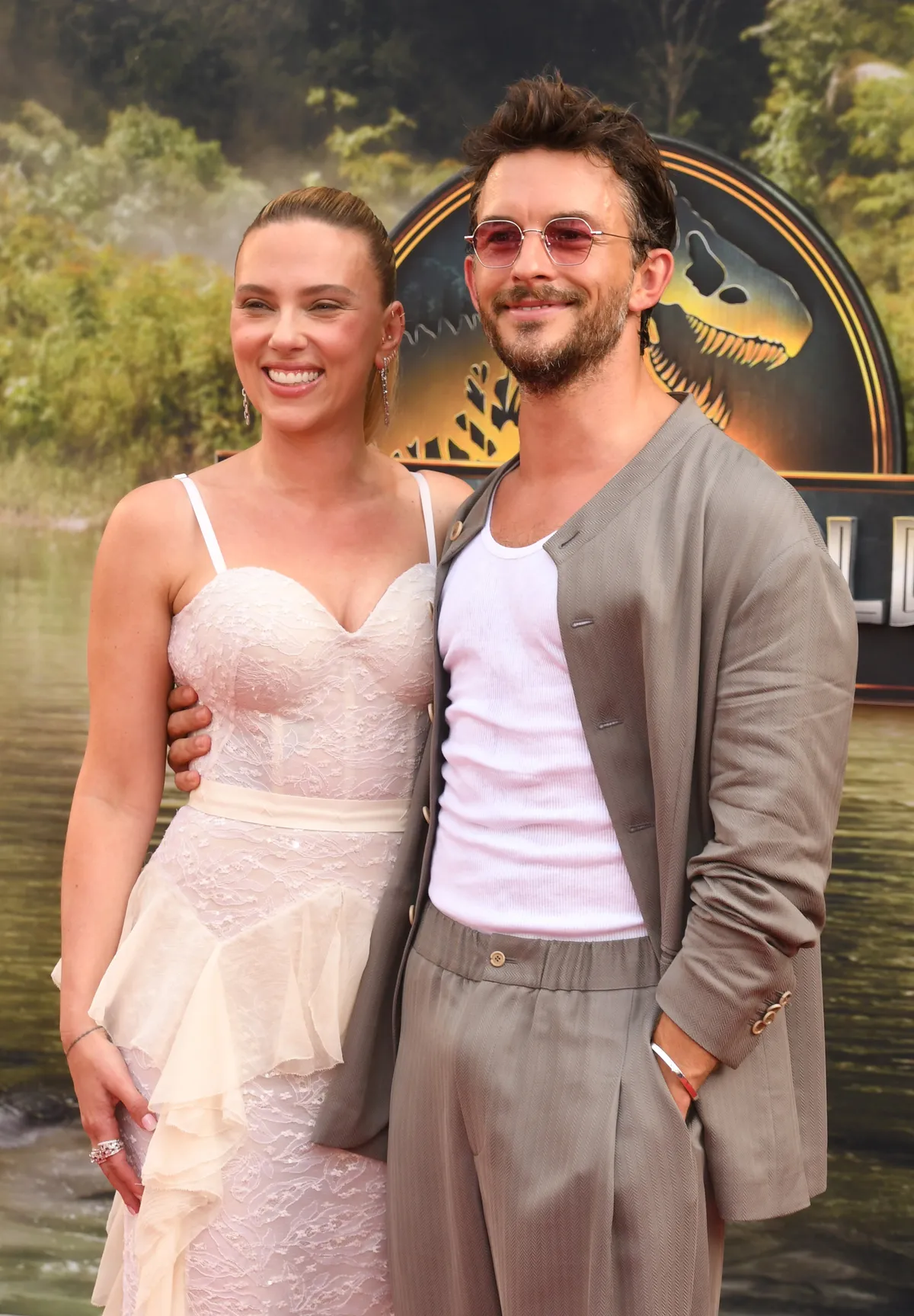Scarlett Johansson szájon csókolta kollégáját, Jonathan Bailey-t  a vörös szőnyegen