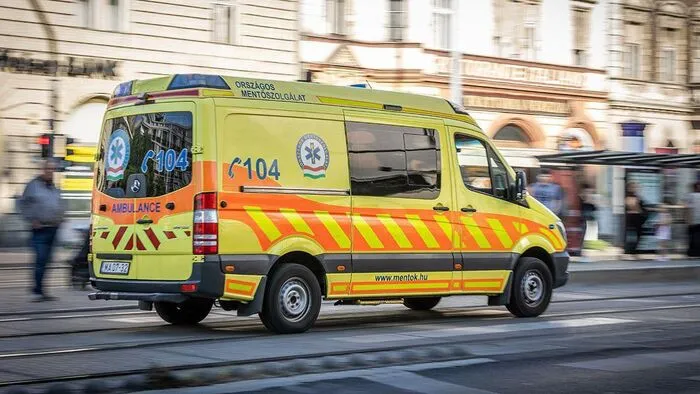 Rohant a mentő: súlyos baleset, teljes útlezárás