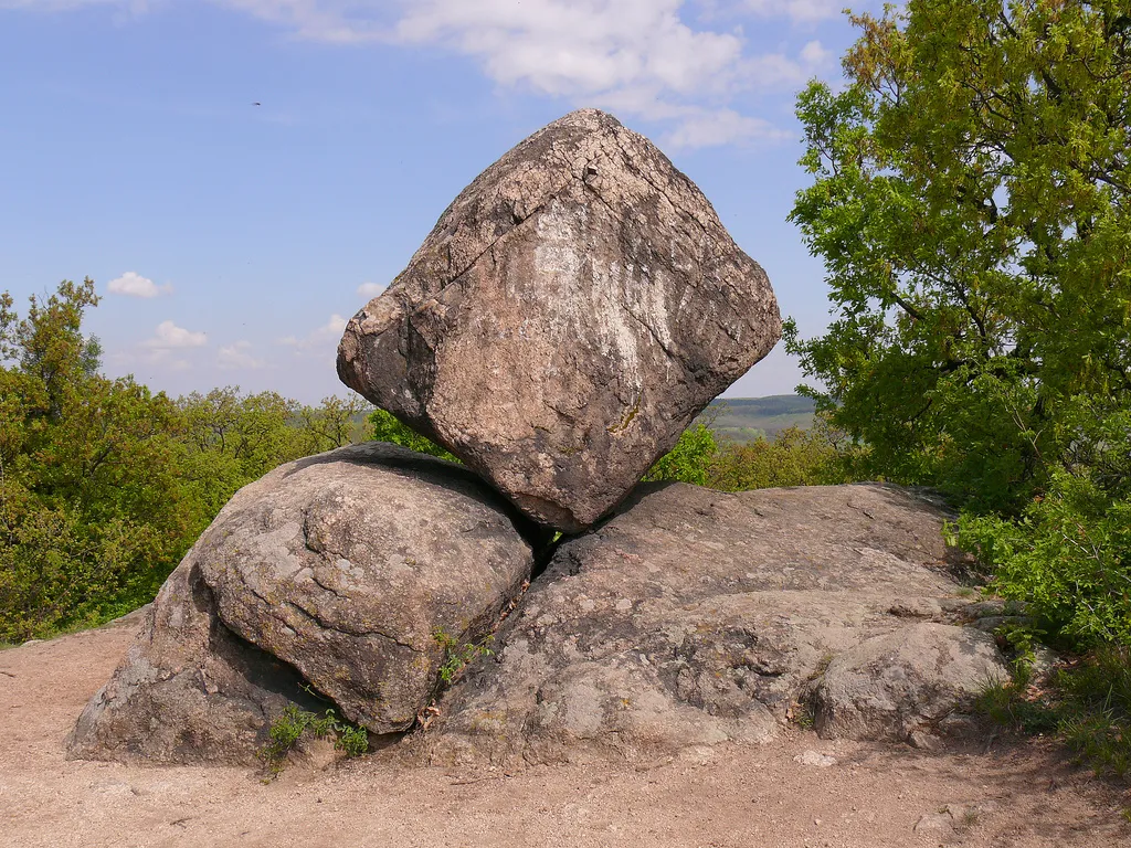 Top 5 látnivaló, Velencei-tó, Pákozdi ingókövek