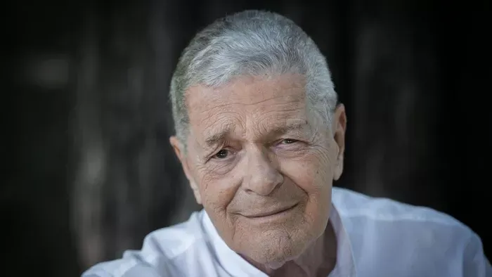 Eltűnt a temetőből a legendás Mécs Károly sírköve – Fotó
