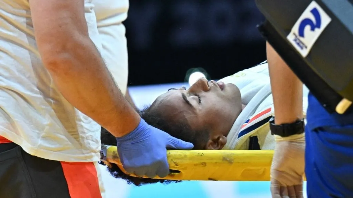 Rohammentőt riasztottak, eszméletét vesztette egy sportoló a budapesti vb-n - Videó