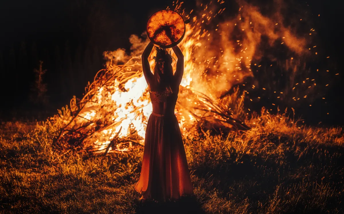 Beautiful,Shamanic,Girl,Playing,On,Shaman,Frame,Drum,In,The