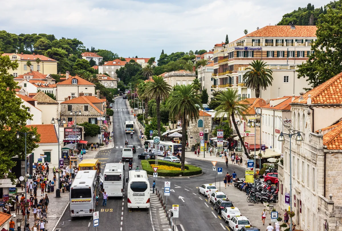 Dubrovnik,,Croatia,-,Oct,30,,2018:,Tourists,Old,Town,Traffic