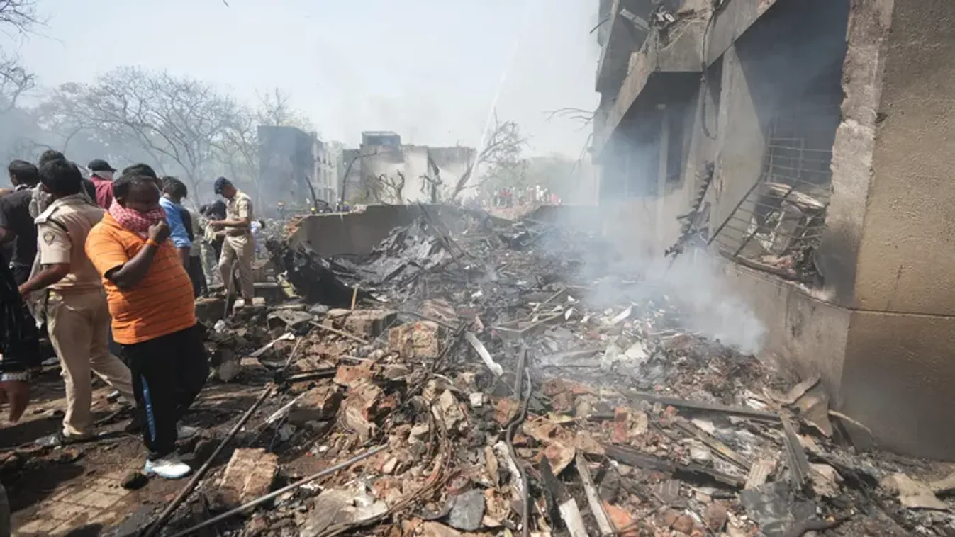 Hivatalos: csaknem 300 halottja van az indiai repülőgép balesetnek