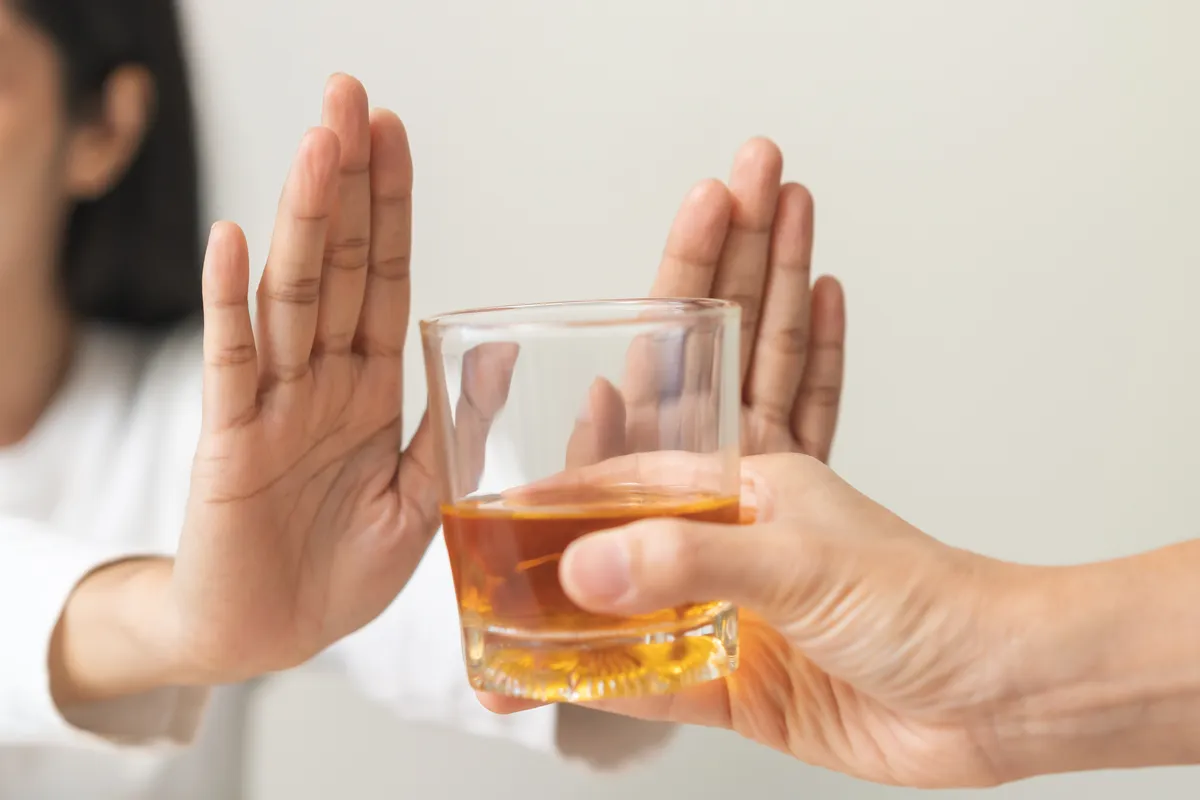 Rákkockázat miatt alkoholos italt elutasító nő