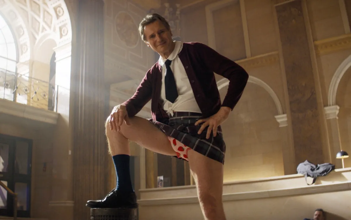 Csupasz pisztoly Liam Neeson dans le reboot de la comédie The Naked Gun