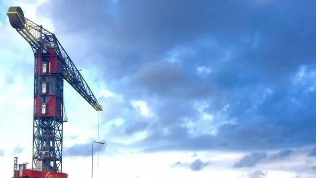 Építőmunkás lógott a levegőben, miután elütötte egy kamion - videó