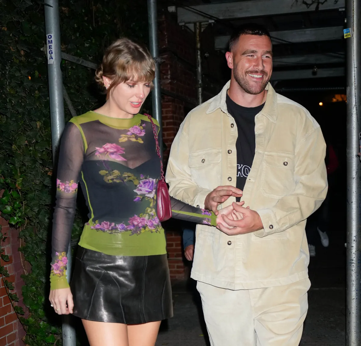Taylor Swift és Travis Kelce barátai már alig várják, hogy a sztárpár magasabb szintre emelje a kapcsolatát