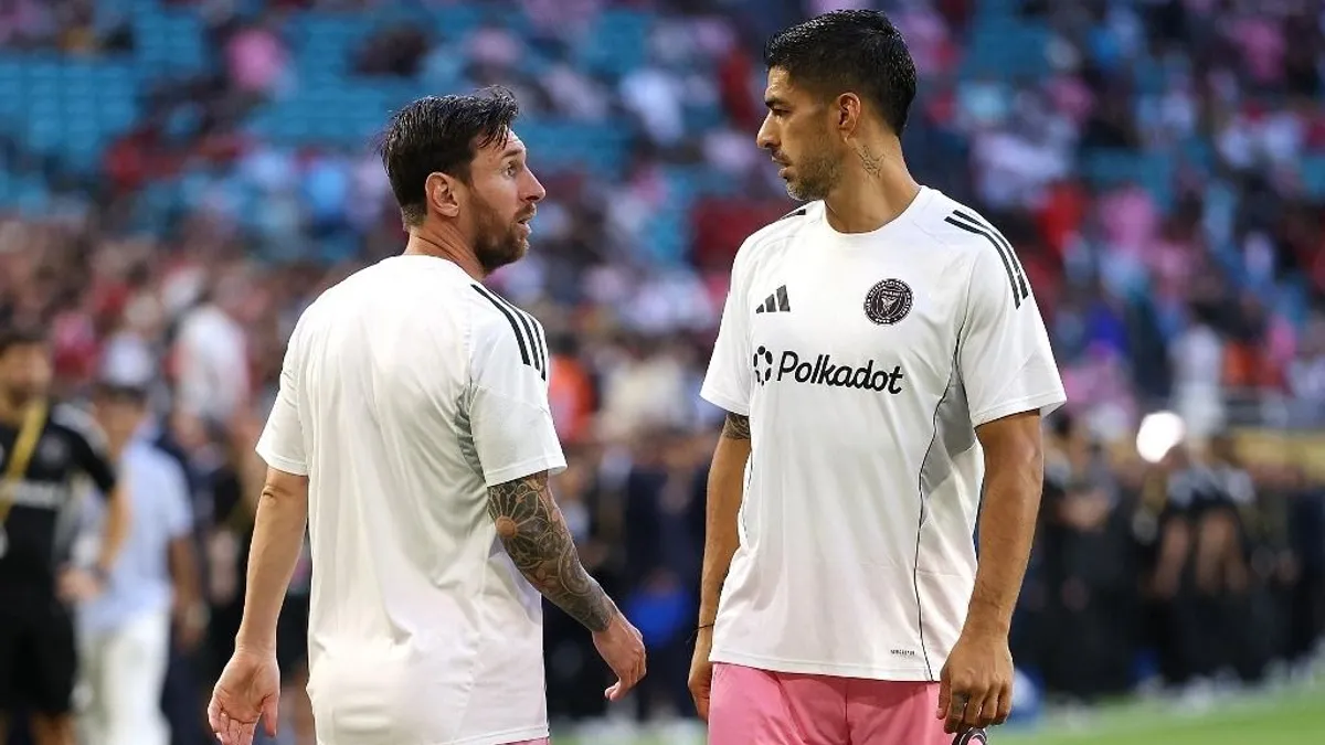 Suárez megint lecsapott, ezúttal Messi fülét rángatta meg