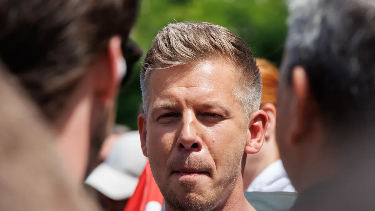 "Alkesz, pszichés gondjai vannak, még Faceboookja sincs" - megalázzák, kigúnyolják az aktivistákat a Tisza pártban
