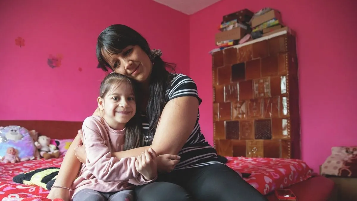 „Hiába a műtét, ha utána visszakerül a penészes falak közé” – Élhető otthon kell Elinának, a félszívű kislánynak