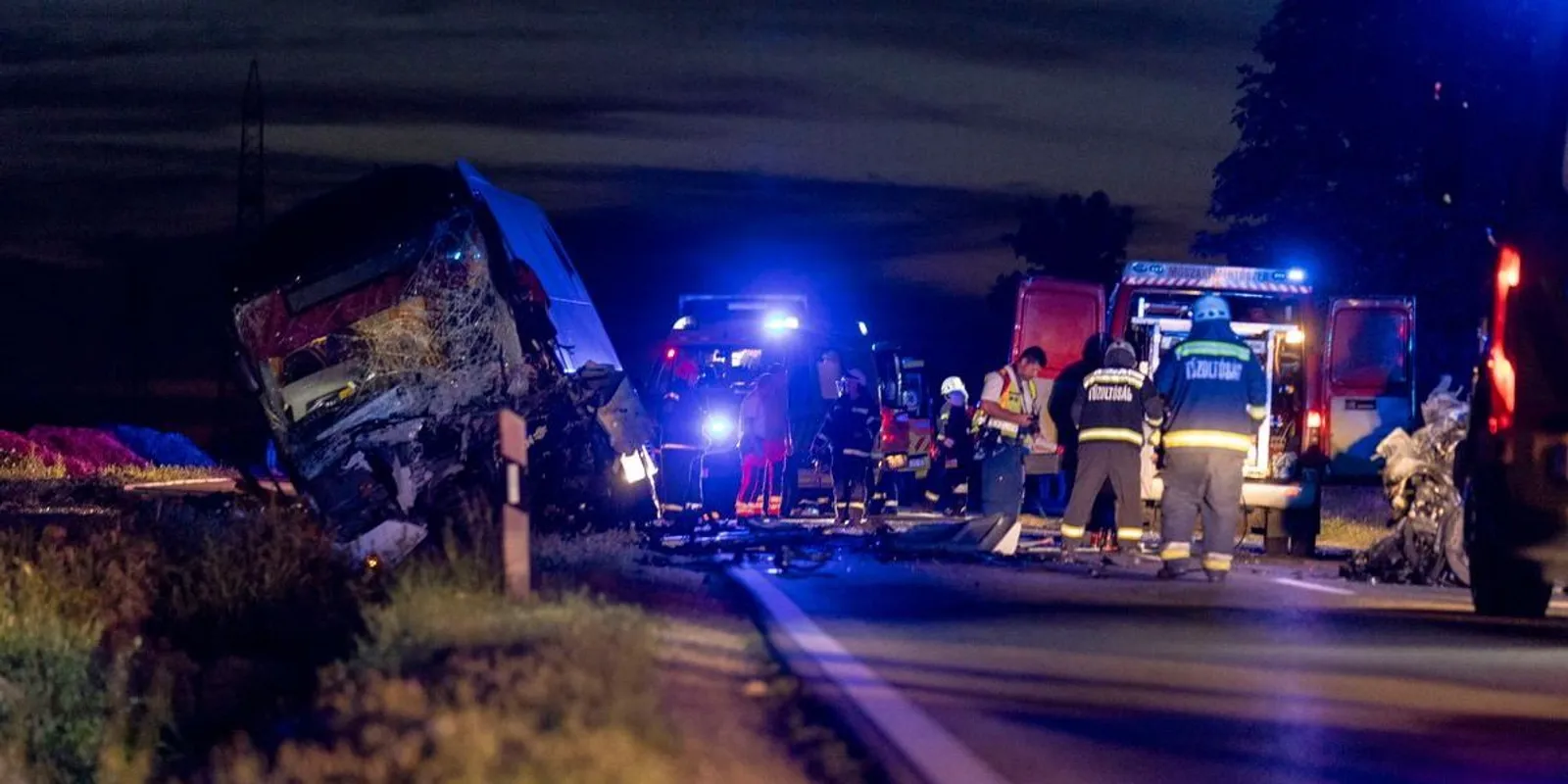 Buszbaleset Sárkeresztesnél: imádkoznak a buszsofőr életéért