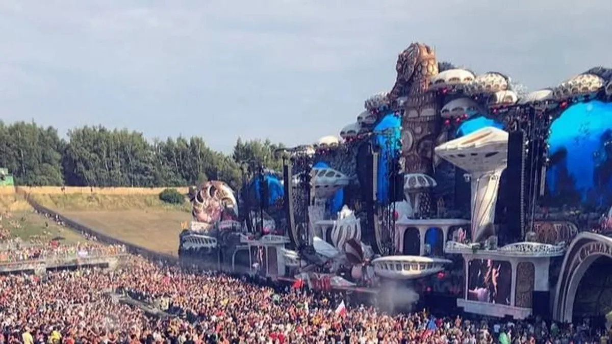 „Először azt hittem, hogy ez csak AI videós átverés” – Pintér Ada szerint ezért is szörnyű, hogy leégett a Tomorrowland nagyszínpada