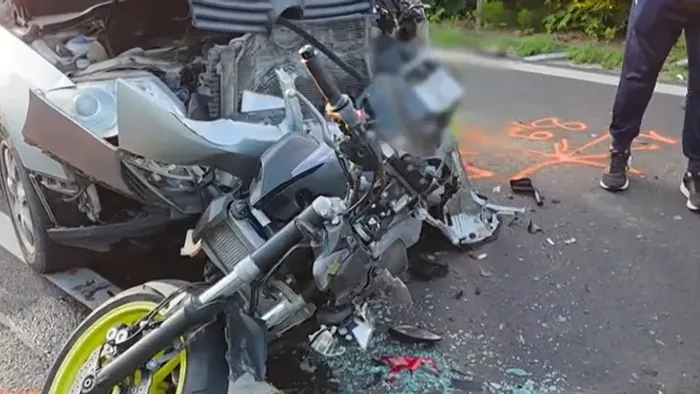 Ötös baleset az M5-ösön: két kocsi közé szorult a motoros