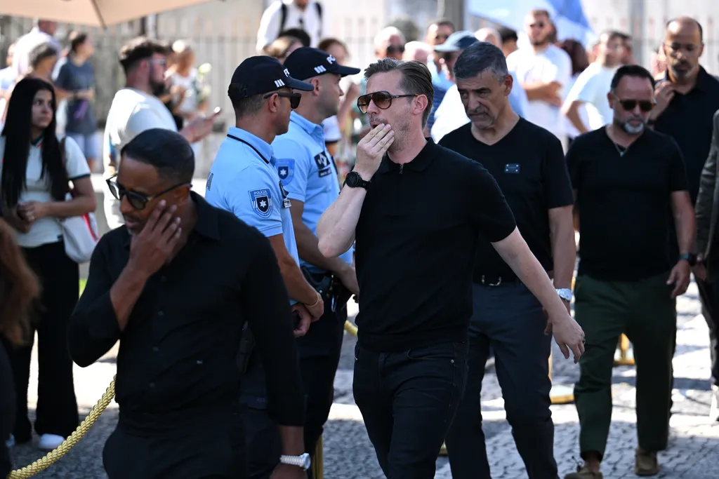 A Liverpool küldöttségét Michael Edwards vezérigazgató (középen) vezette