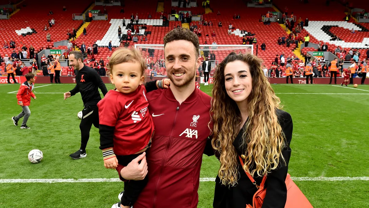 Diogo Jota és Rute Cardoso első gyermekükkel