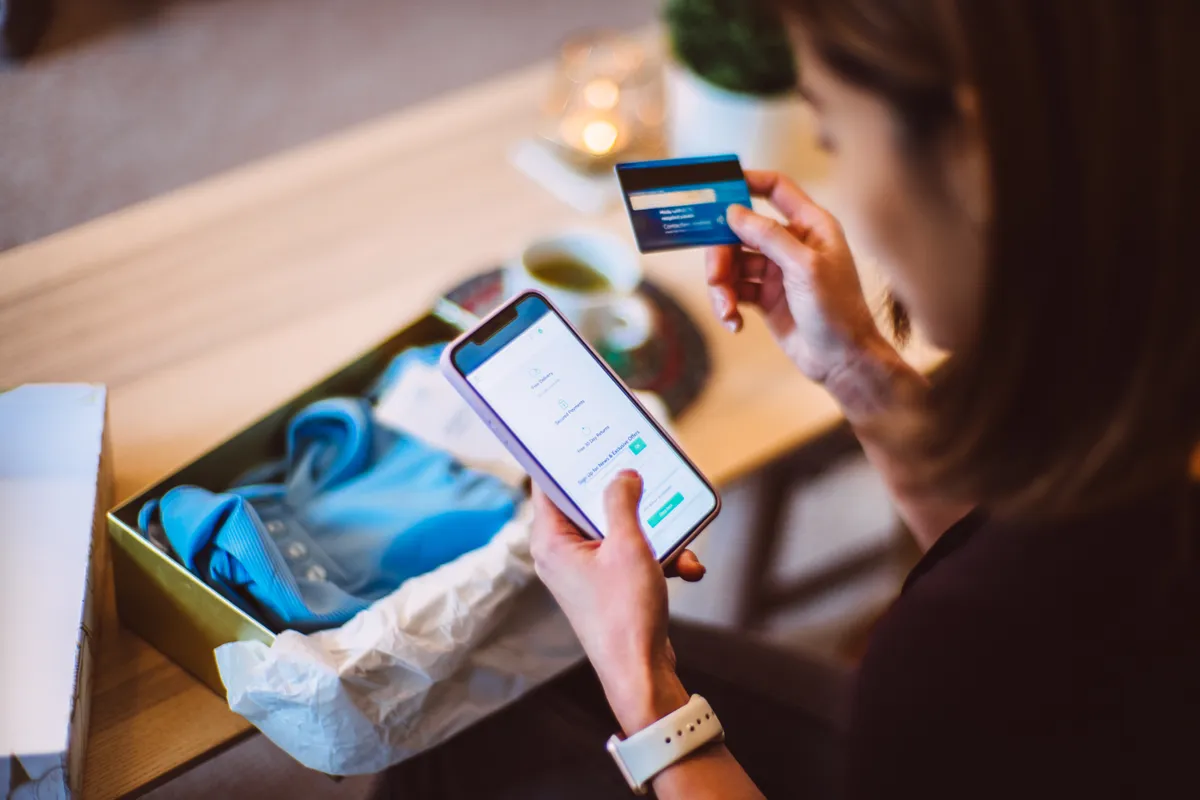 nő, okostelefon, webshop, online vásárlás, online rendelés, karácsonyi ajándék