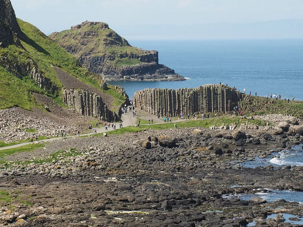 Giant’s Causeway, tengerpart, turisták, bazaltoszlopok