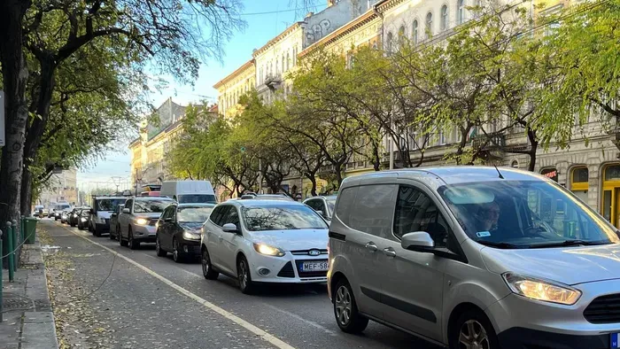 Autók dudálásától hangos Budapest: komoly baleset történt
