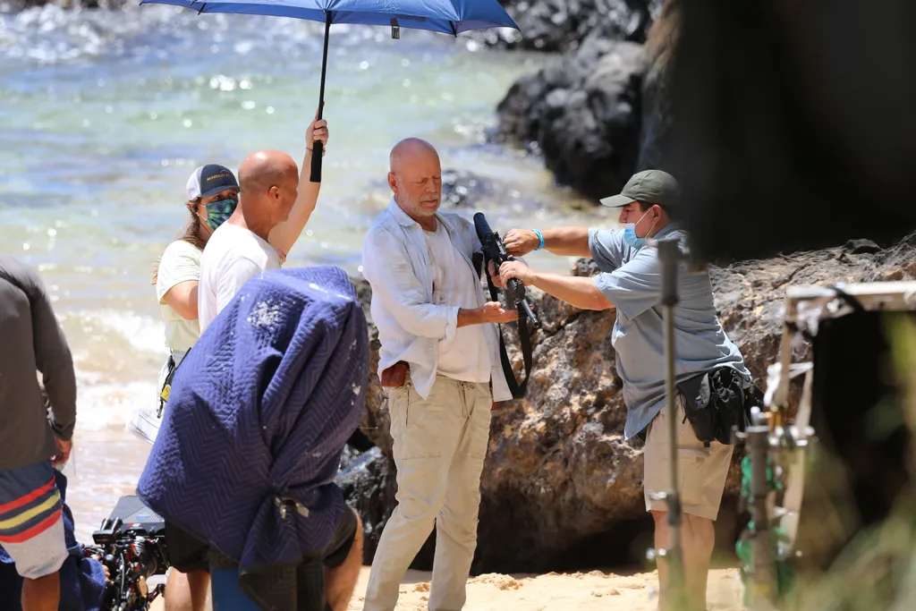 05/20/2021 EXCLUSIVE: FIRST LOOK! Bruce Willis is spotted for the first time on his new movie 'Paradise City', filming in Maui, Hawaii. The 66 year old action star came out with guns blazing as he filmed an intense scene on the beach. This project will ma