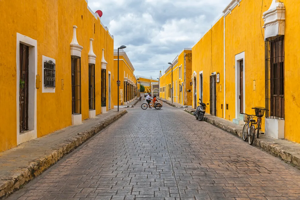 Izamal, a „sárga városként” ismert mexikói kisváros, napsárga épületeivel és koloniális bájával spirituális légkört áraszt, ahol a maja múlt és a keresztény örökség harmonikusan fonódik össze. 