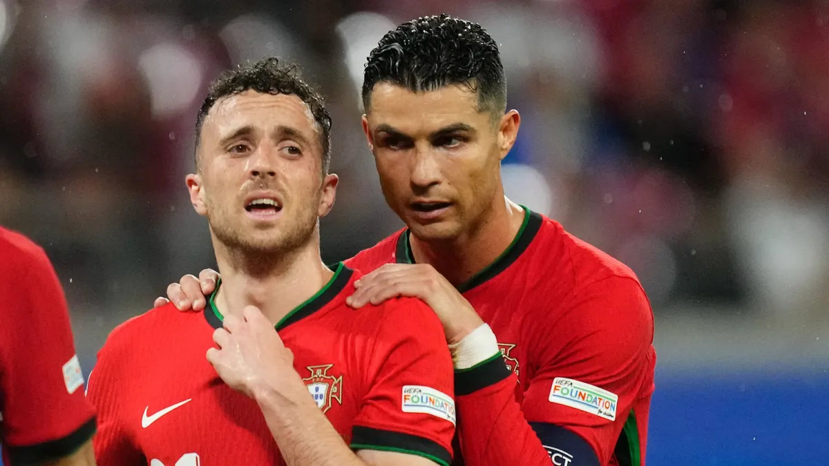 Sokan Ronaldo (jobbra) szemére vetik, hogy Mallorcáról miért nem ment el Diogo Jota Portóhoz közeli temetésére