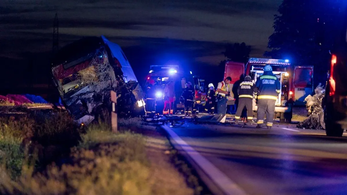 Buszbaleset Sárkeresztesnél: kollégák tucatja imádkozik az összeroncsolódott lábú Kareszért