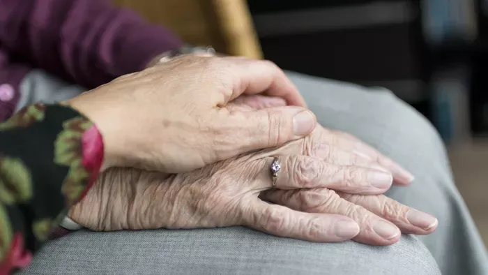A 29 éves nő megállt segíteni – 97 éves barátnőt kapott érte