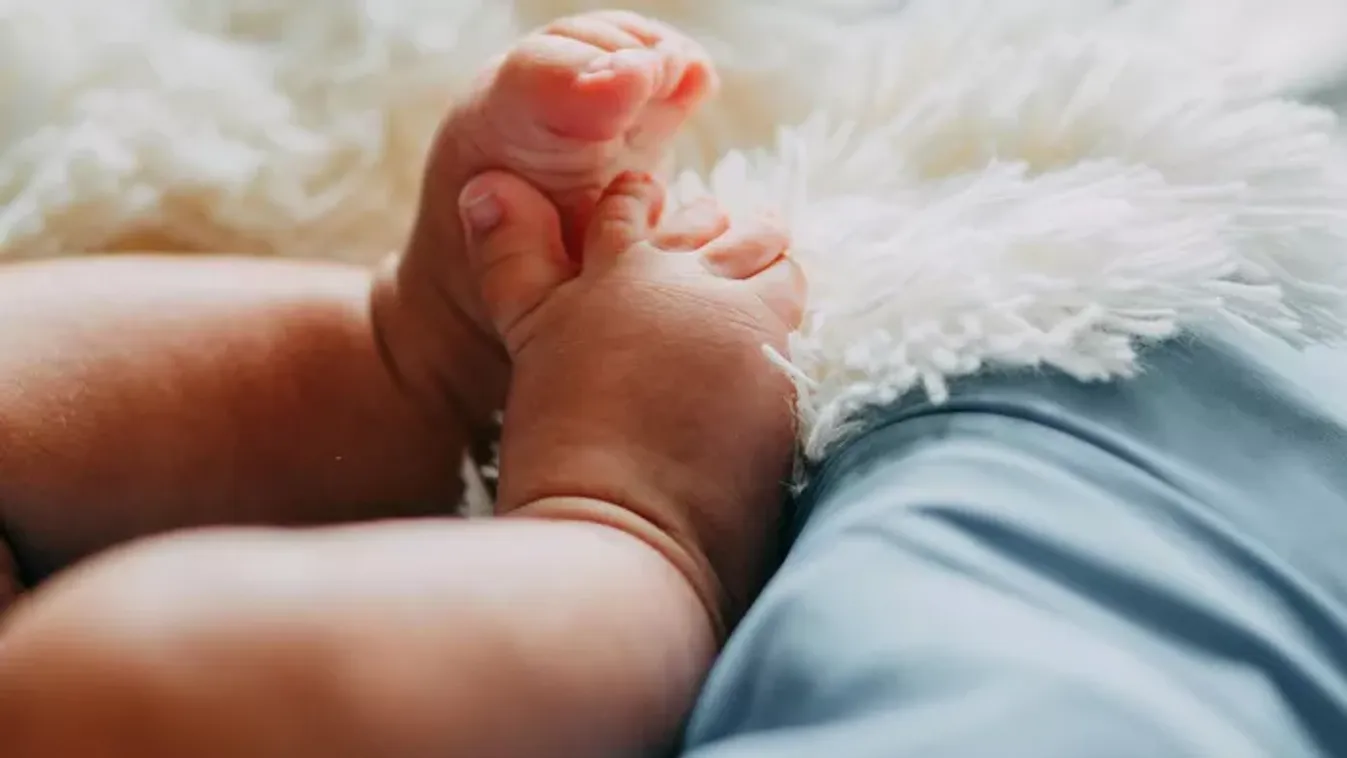 Kicsúszott a hatéves kisfiú kezei közül és elejtette, meghalt egy újszülött kislány