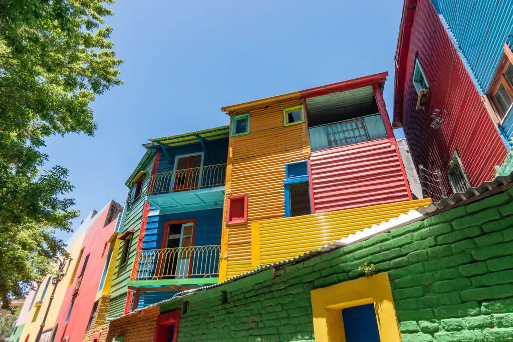 Buenos Aires La Boca negyede élénk színeiről, tangózenétől hangos utcáiról és bohém művészi atmoszférájáról ismert, amely hűen tükrözi az argentin főváros szenvedélyes lelkületét.